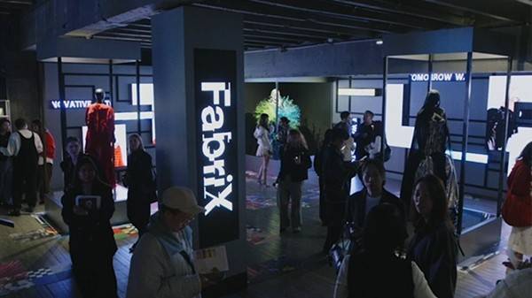 时装周2025策展多感官时装展览开元棋牌网站FabriX在巴黎(图3)